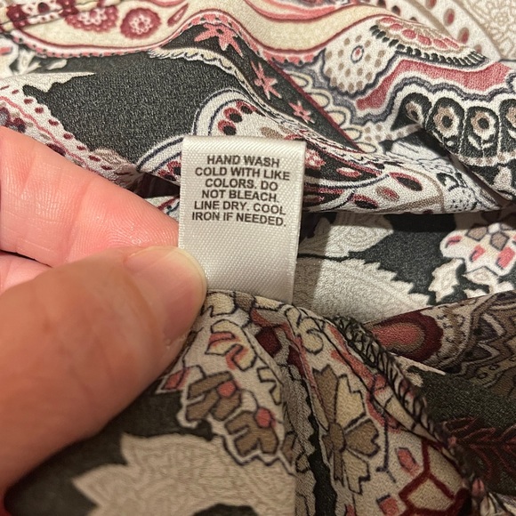 4/$20 Sale! Beautiful Tunic 🌺 - Picture 8 of 8